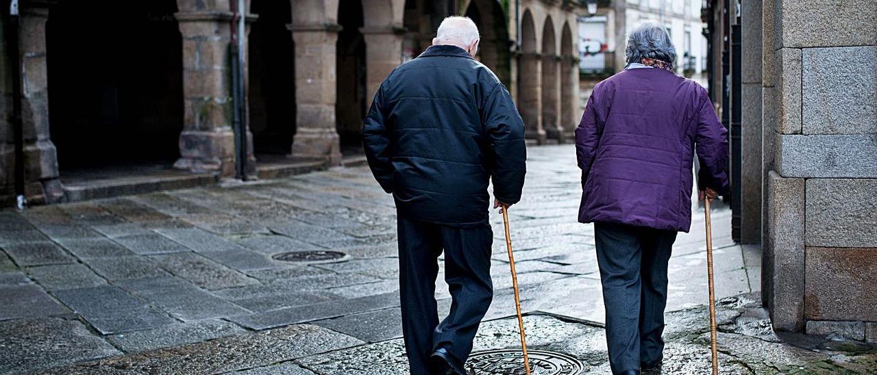 Dos personas mayores caminan por las calles del casco histórico. |   // BRAIS LORENZO