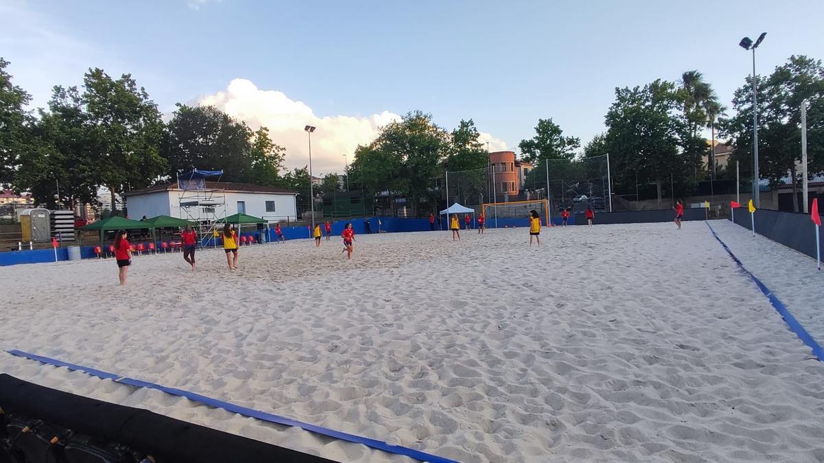 Entrenamiento del Cacereño en el campo de fútbol playa de Cáceres, este miércoles.