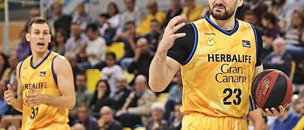 Beqa Burjanadze, en primer término con el balón, con Niko Radicevic de fondo, en el Gran Canaria Arena.