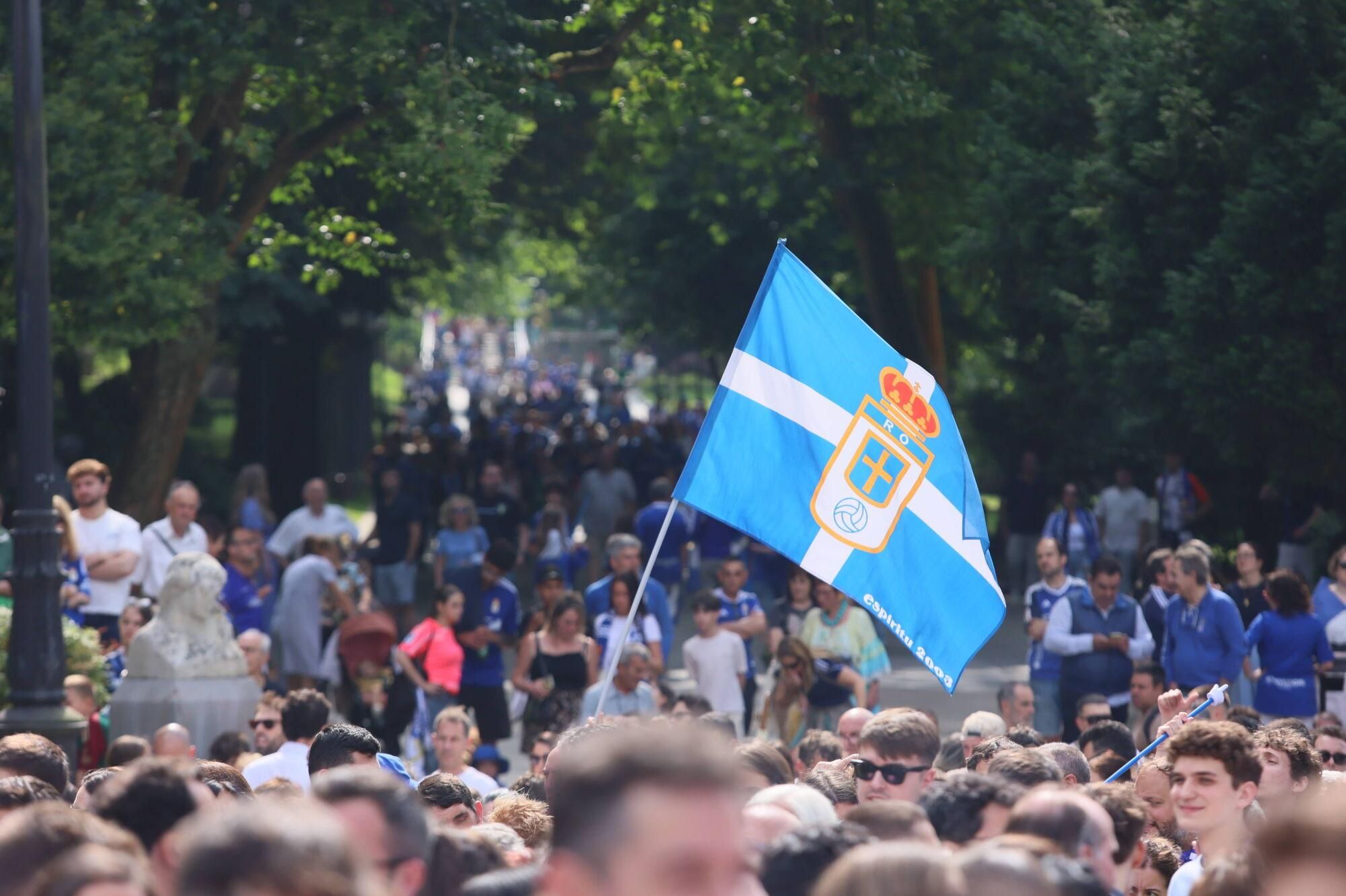 Locura azul en las calles de Oviedo para celebrar el ascenso del equipo a Primera División