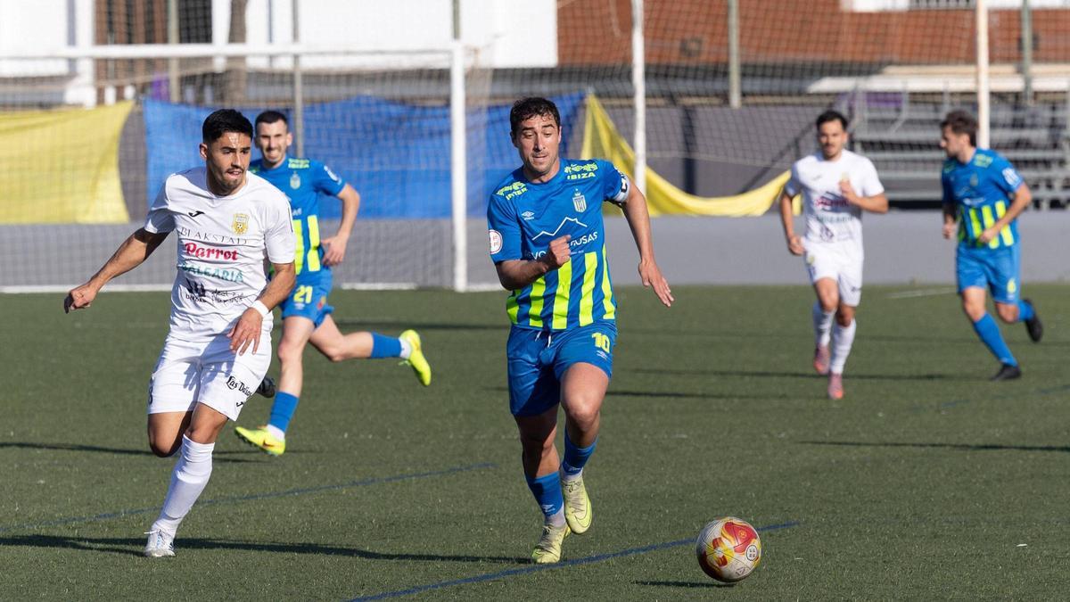 Antonio Rodríguez maneja el cuero durante el encuentro ante la Peña Deportiva