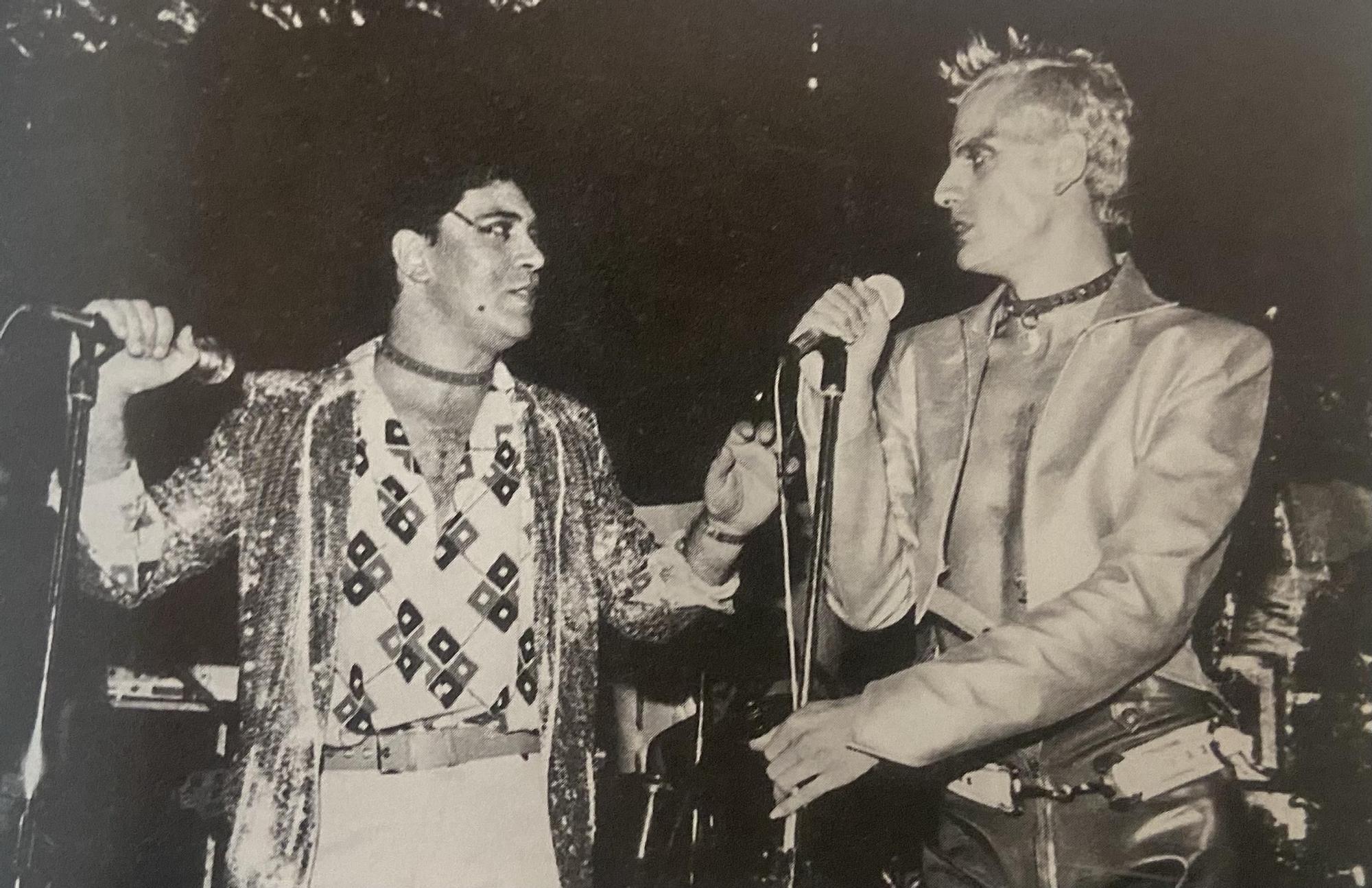 Pedro Almodóvar y Fabio McNamara, en un concierto en el Ku de San Sebastián en 1982