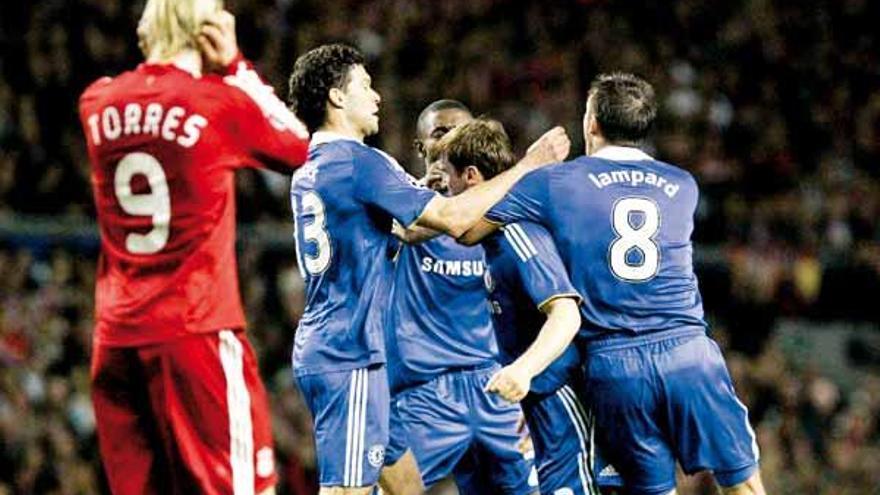 Los jugadores del Chelsea festejan uno de los goles ante Fernando Torres