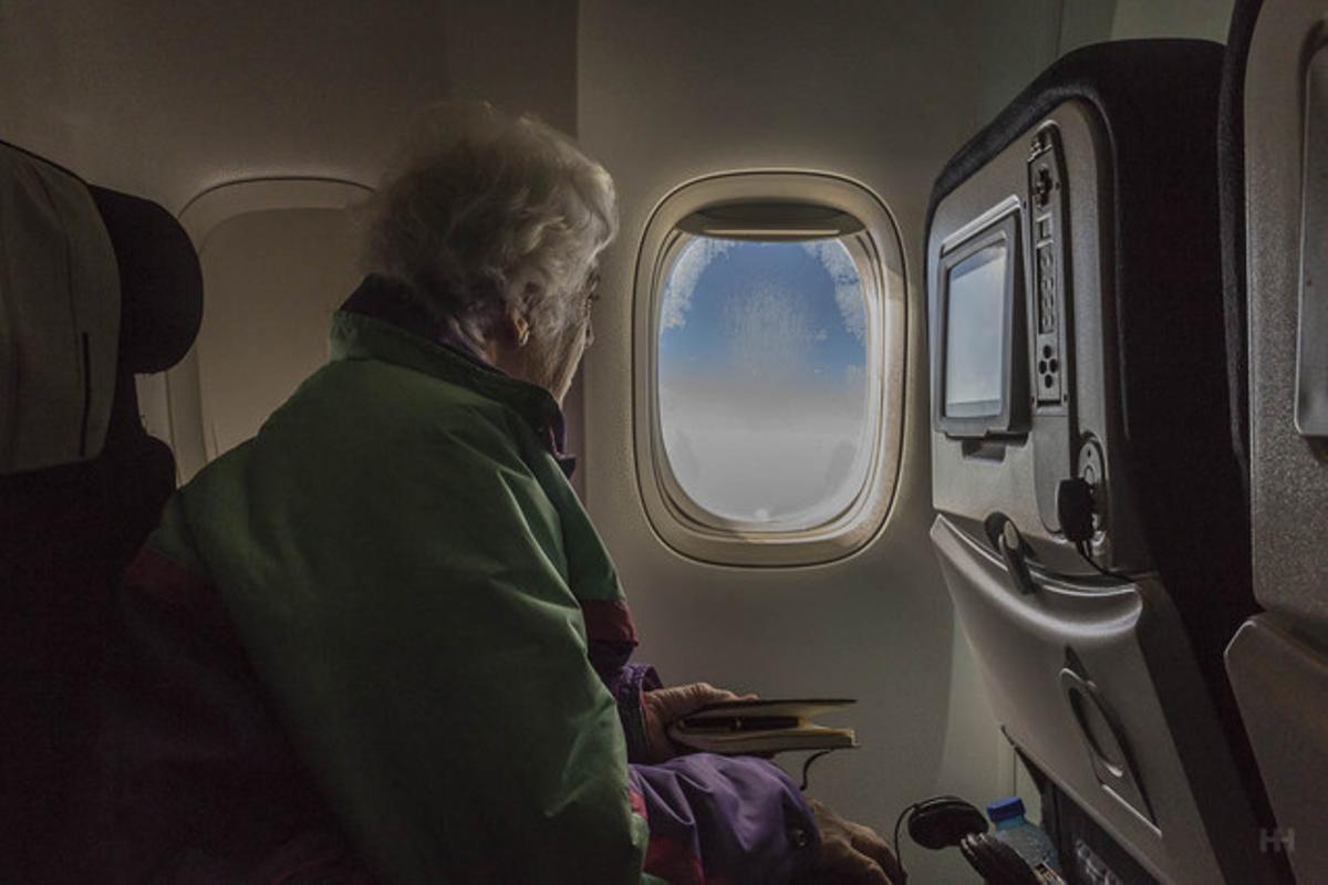 Pepita Castellví mira per la finestra de l’avió, camí de l’Antàrtida.
