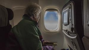 Pepita Castellví mira por la ventanilla del avión, camino a la Antártida.