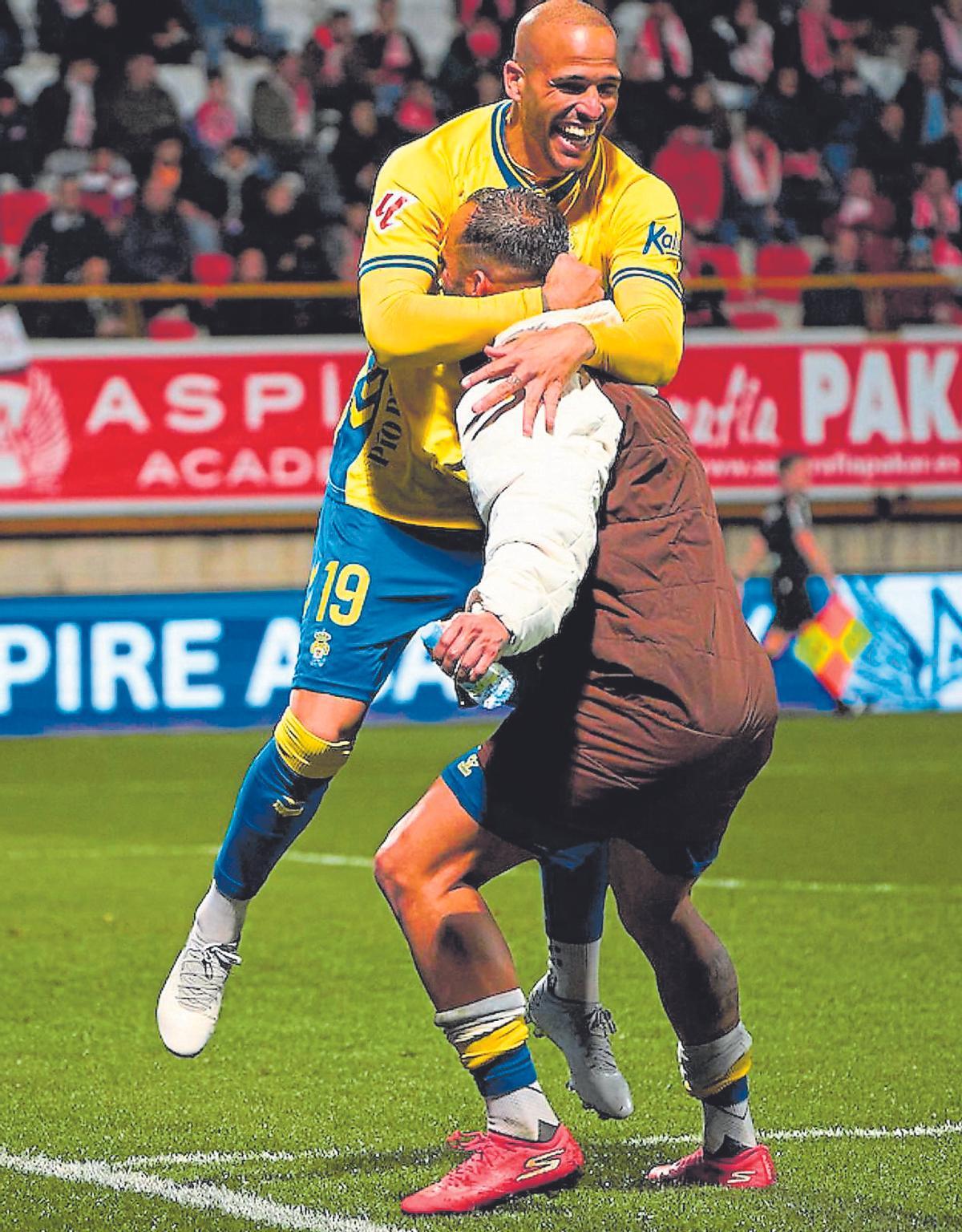 Sandro se abraza con Jesé Rodríguez.
