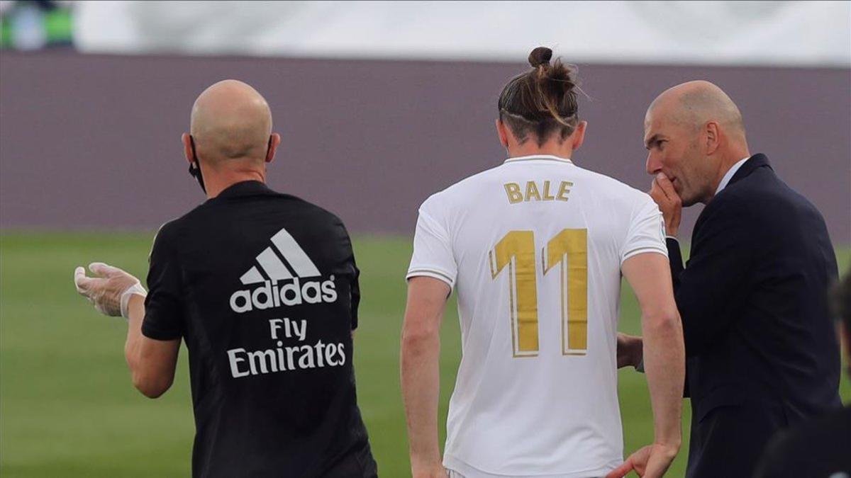 Zidane habla con Bale en el último partido ante el Eibar