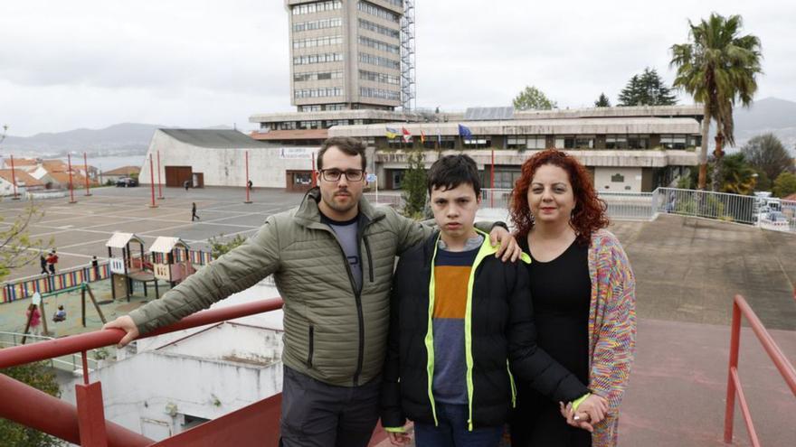 Pedro, con sus padres María y 
Rodrigo, en una foto de archivo.  // Ricardo Grobas