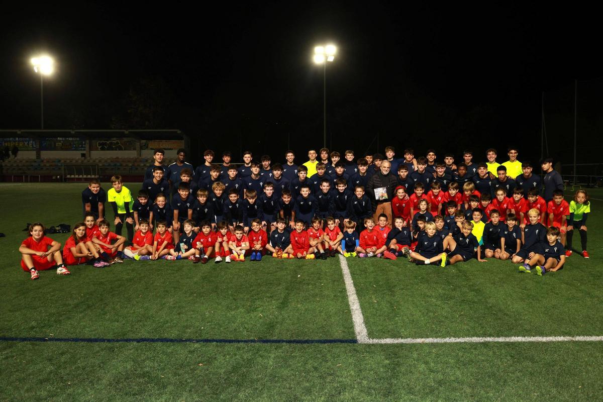 Sampedro, con varios equipos del club.