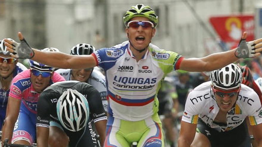 Sagan levanta victorioso los brazos al imponerse en la duodécima etapa de la Vuelta.