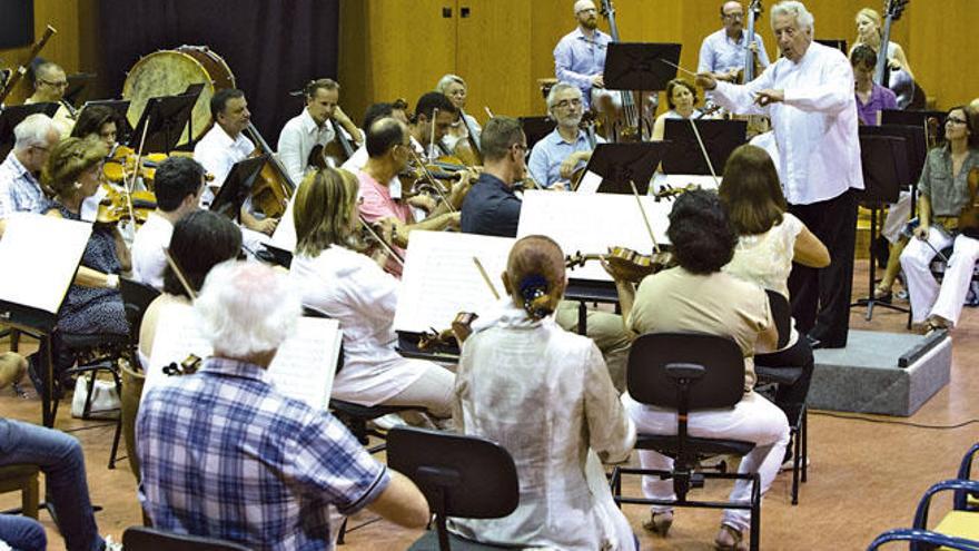 Ensayo de los músicos de la Orquesta con Günther Herbig, principal director invitado en la nueva temporada de abono.