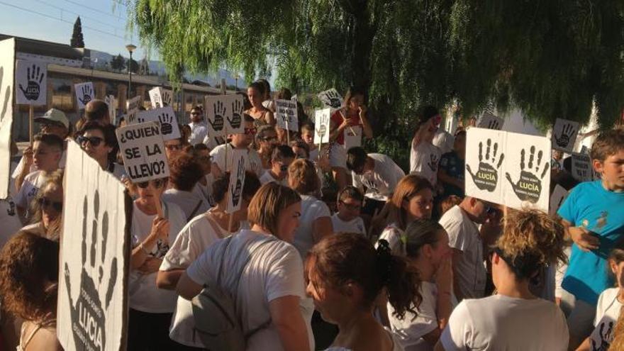 Decenas de personas, en una concentración en apoyo a los padres en Pizarra el pasado verano.