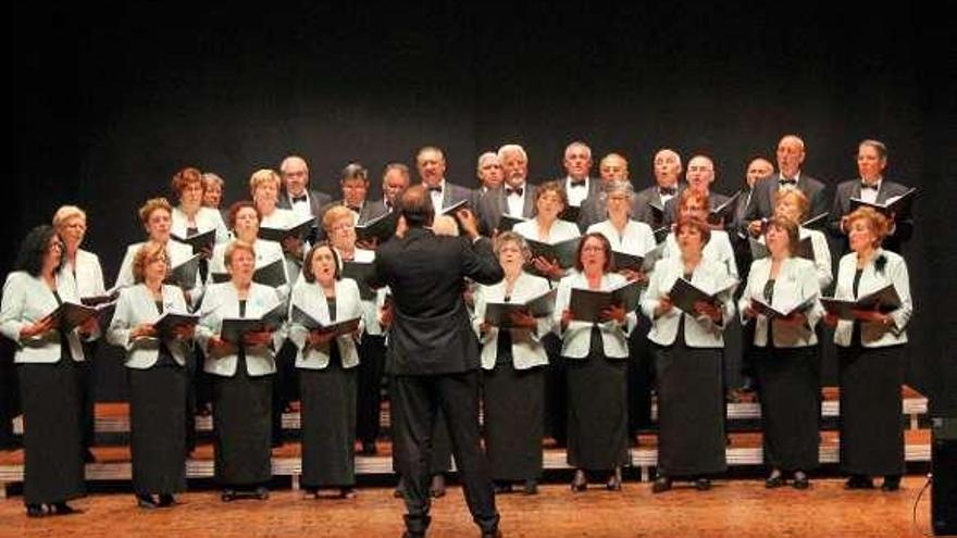 Música de 5 corales para festejar a las Letras Galegas