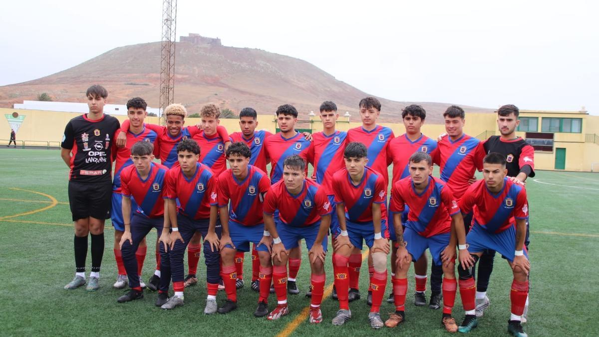 Equipo juvenil UD Lanzarote en el campo Los Molinos, en Teguise.