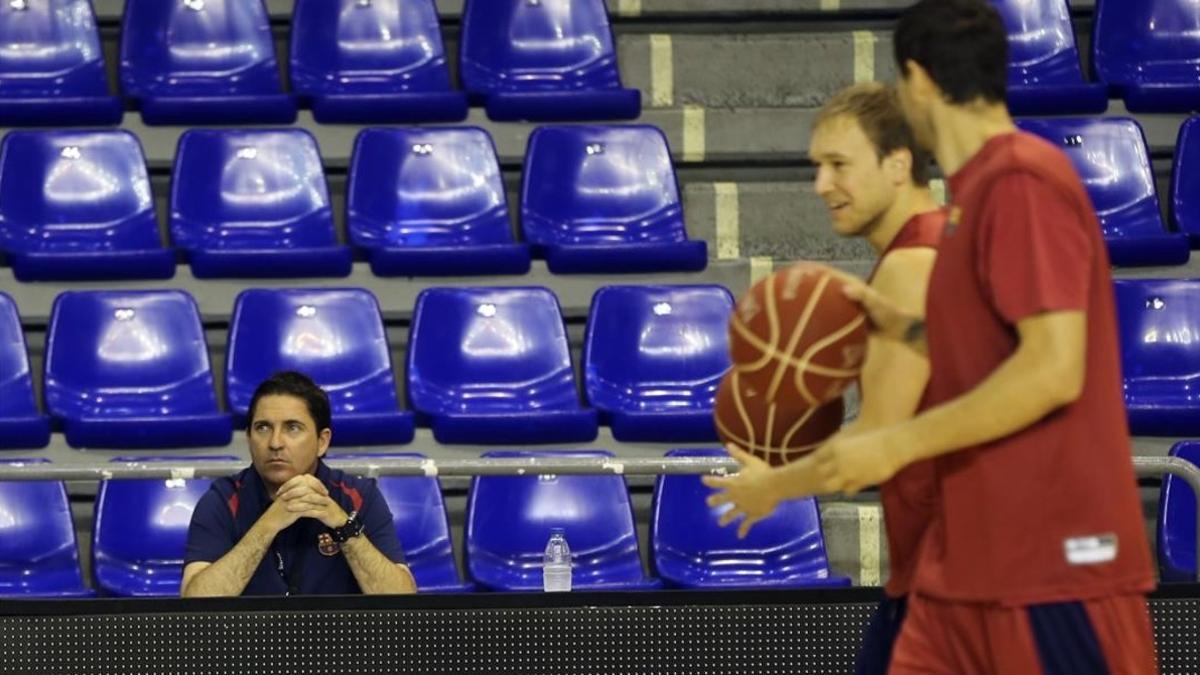 Xavi Pascual observa el trabajo de sus jugadores en un entrenamiento en el Palau