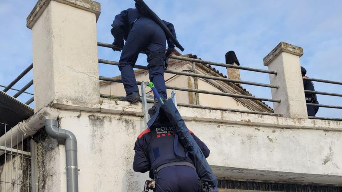 Els agents en l’accés a la nau de la Torre de Claramunt | M. E.