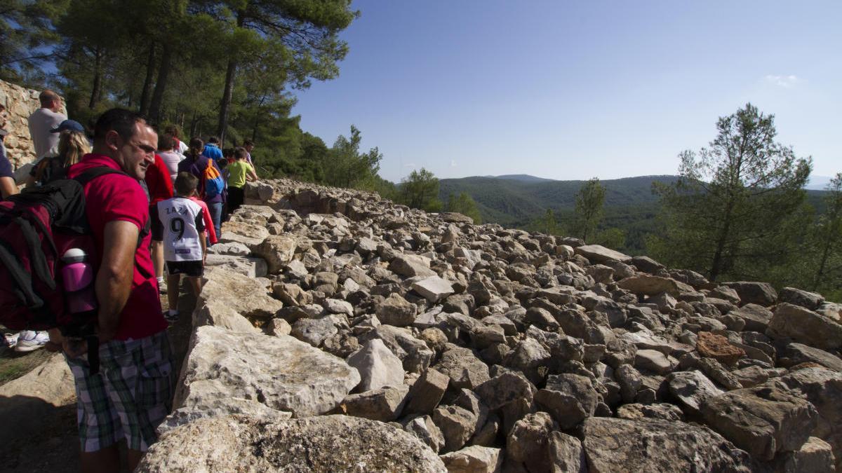 Visitantes contemplan una de las zonas de la Bastida de les Alcusses.