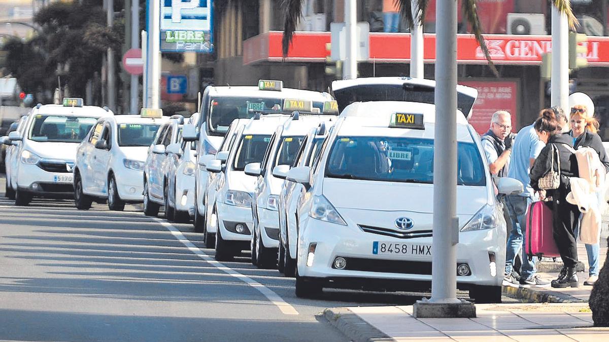 Varios grupos utilizan la parada de taxis frente a la Estación de San Telmo, en Gran Canaria