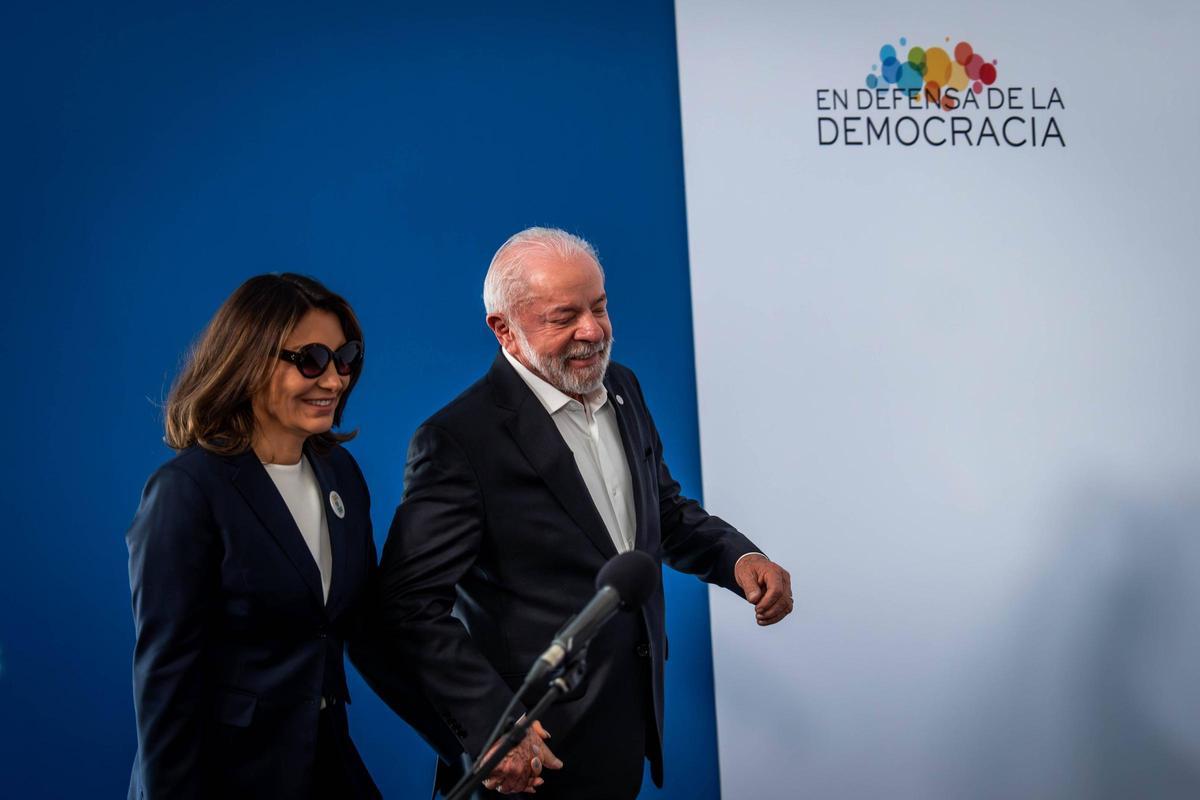 El presidente de Brasil, Inácio Lula da Silva, a su llegada al foro En defensa de la democracia.