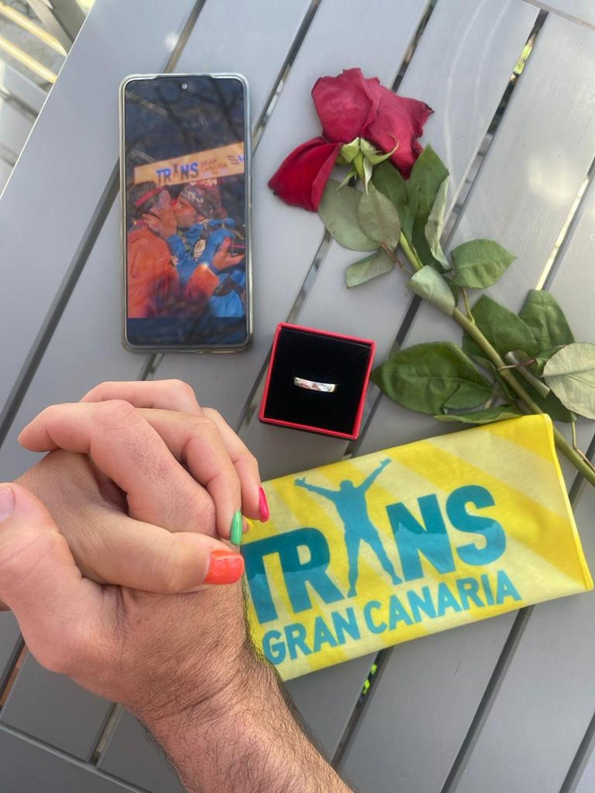 Vanessa y Rubén unen sus manos junto al anillo de compromiso que le regaló ella a él durante su participación en la 'ultra trail' de la Transgrancanaria.
