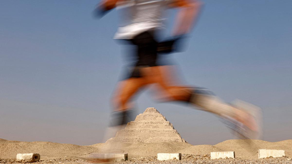 Los corredores participan en la carrera de la pirámide de Saqqara en la necrópolis de Saqqara en Egipto, a unos 30 km al sur de El Cairo.