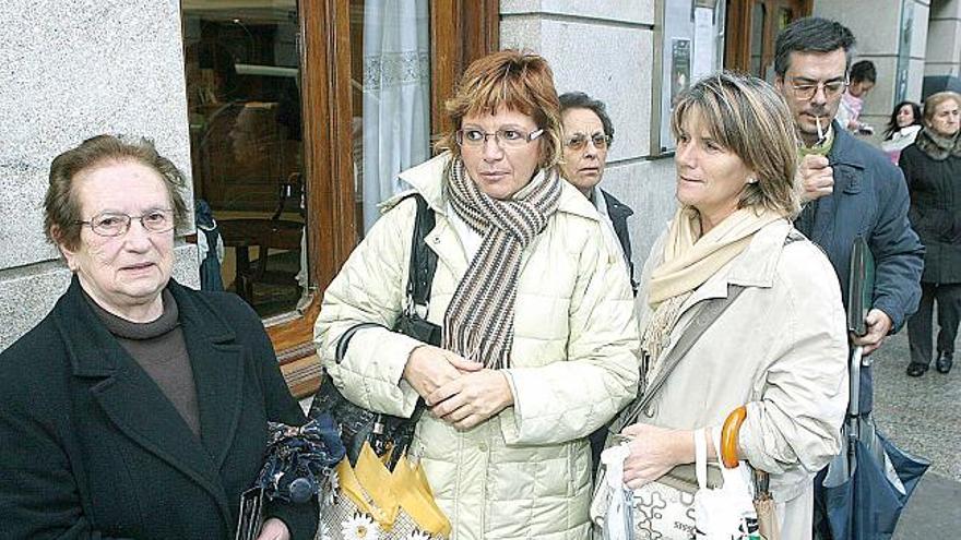 Rita, Ángeles y Fina, junto al Mercantil, detrás del precinto de la policía