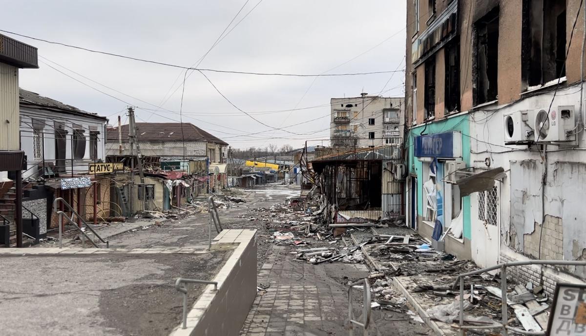 Una calle de Kupiansk, desierta y destrozada por los ataques rusos.