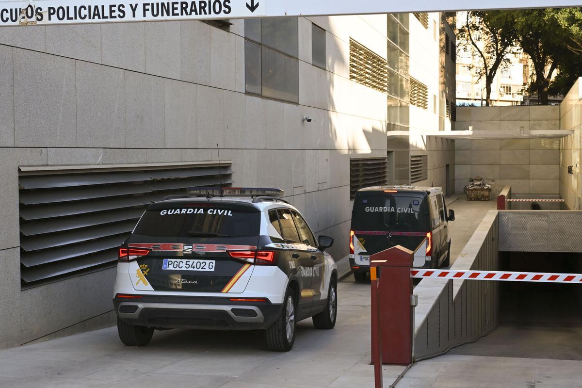 Vehículos de la Guardia Civil acceden a la Ciudad de la Justicia de Almería este jueves. Los detenidos en la segunda fase del denominado caso Mascarillas han pasado a disposición del juez instructor.