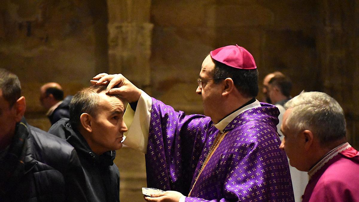 Galería | Cáceres celebra el Miércoles de Ceniza en la Concatedral de Santa María.