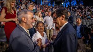 El alcalde de Barcelona, Jaume Collboni (i) y el exministro Salvador Illa, conversan antes del concierto de la cantante y compositora Silvia Pérez Cruz en la primera jornada del Grec Festival 2024
