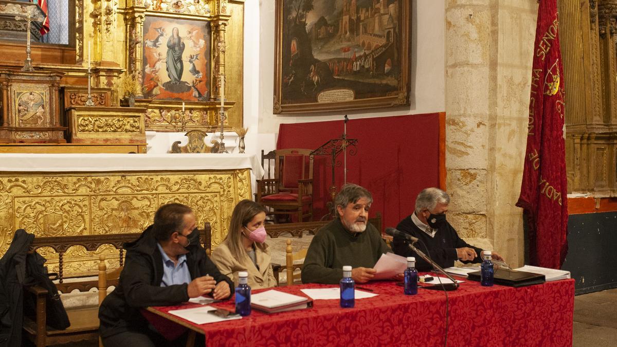 Ricardo Flecha y sus directivos, en la asamblea de la Virgen de la Concha