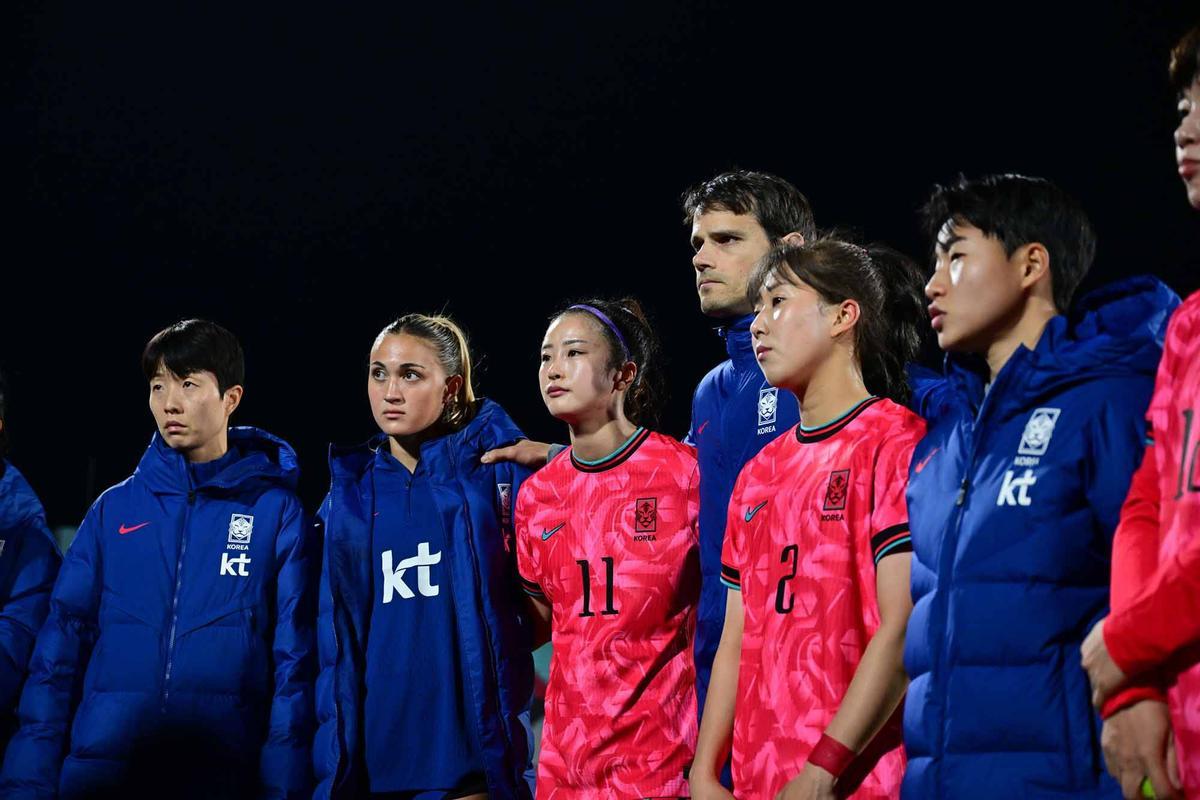 Álvaro Molinos, junto a varias de las jugadoras de su selección.