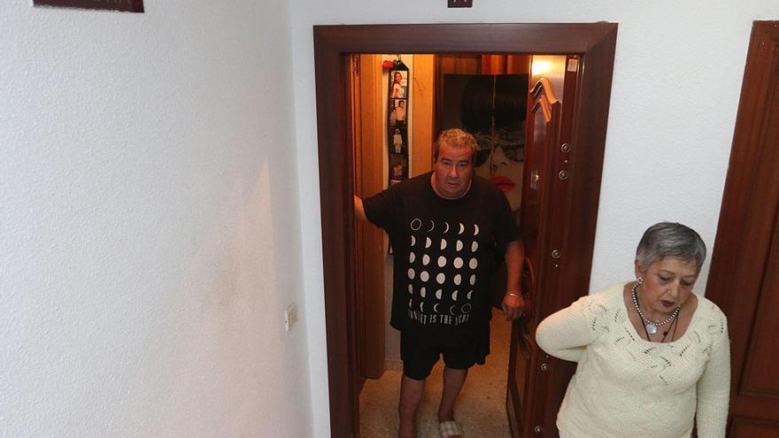 Rafael y Trinidad, en su vivienda, en un edificio que ahora está sin ascensor.