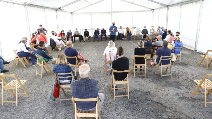 Reunión de afectados tras el anuncio del cierre de Candanchú, en julio.