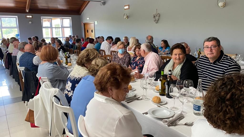 Multitudinaria cita de los jubilados de Llanera: más de 400 personas se reúnen en el regreso de la tradicional comida por San Isidro