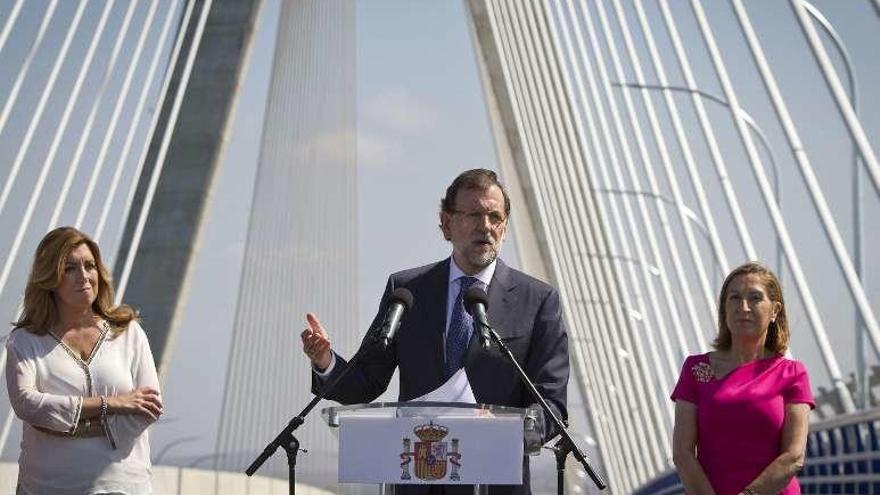 Rajoy, junto a Susana Díaz (izquierda) y la ministra de Fomento.