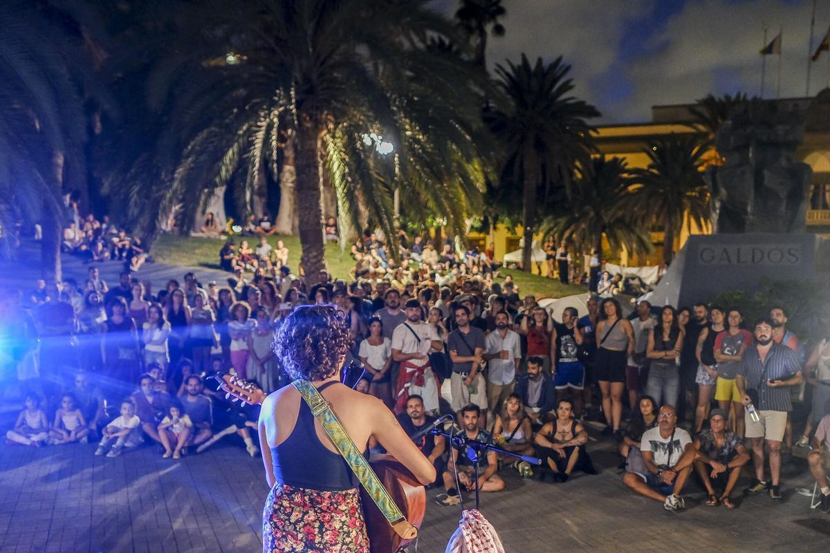 Conciertos en el segundo día de la acampada por la vivienda en la Plaza de La Feria, en Las Palmas de Gran Canaria