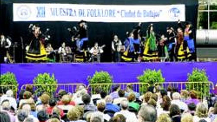 El folclore de Alicante, Toledo y Extremadura &#039;toma&#039; la plaza de Conquistadores