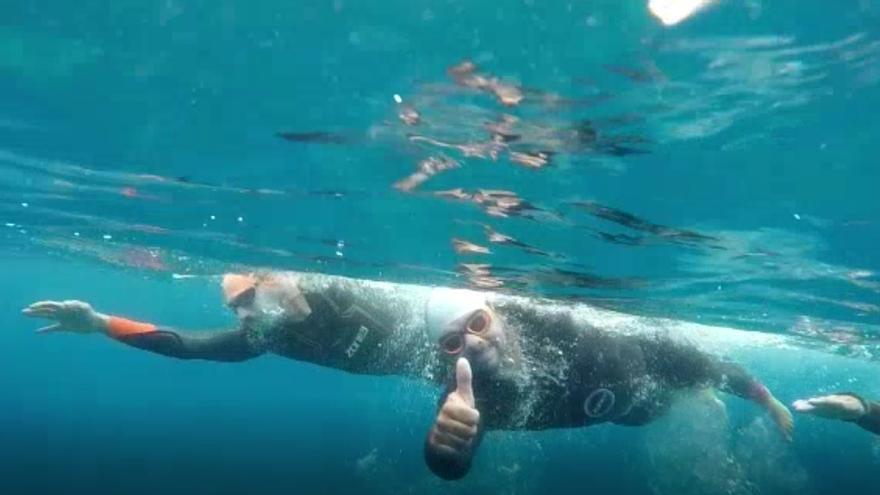 Nadadores en la etapa La Graciosa-Famara en la vuelta a nado de Lanzarote en 2020.