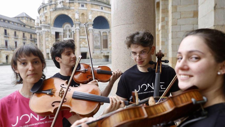 Por la izquierda, Laura Torroba, Manuel Pérez, Mark Fliderman y Anastasia Pichurina, ayer, en el patio del teatro de la Laboral. | MARCOS LEÓN