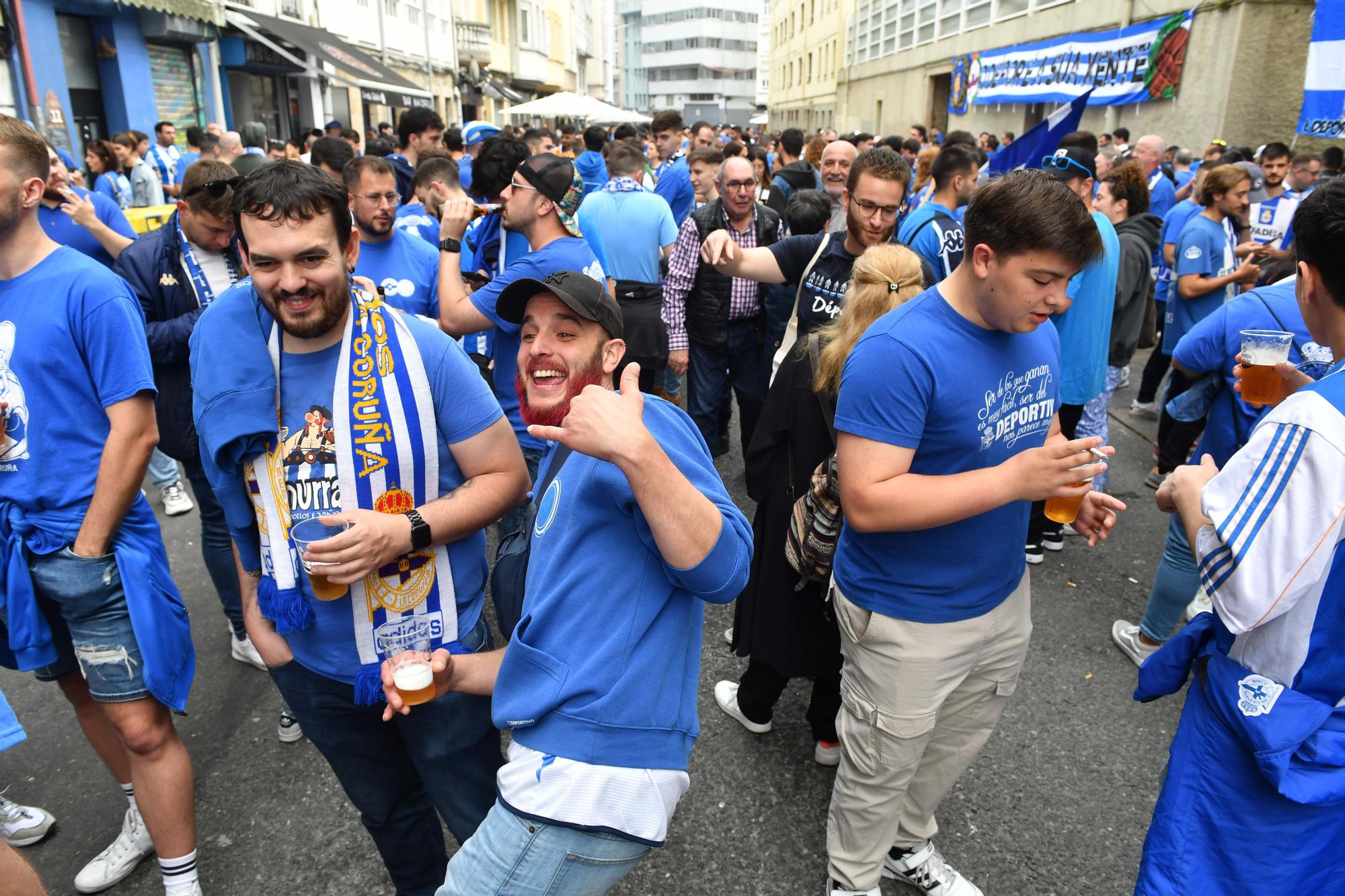 Ambientazo en la calle San Juan en la previa del Deportivo-Castellón