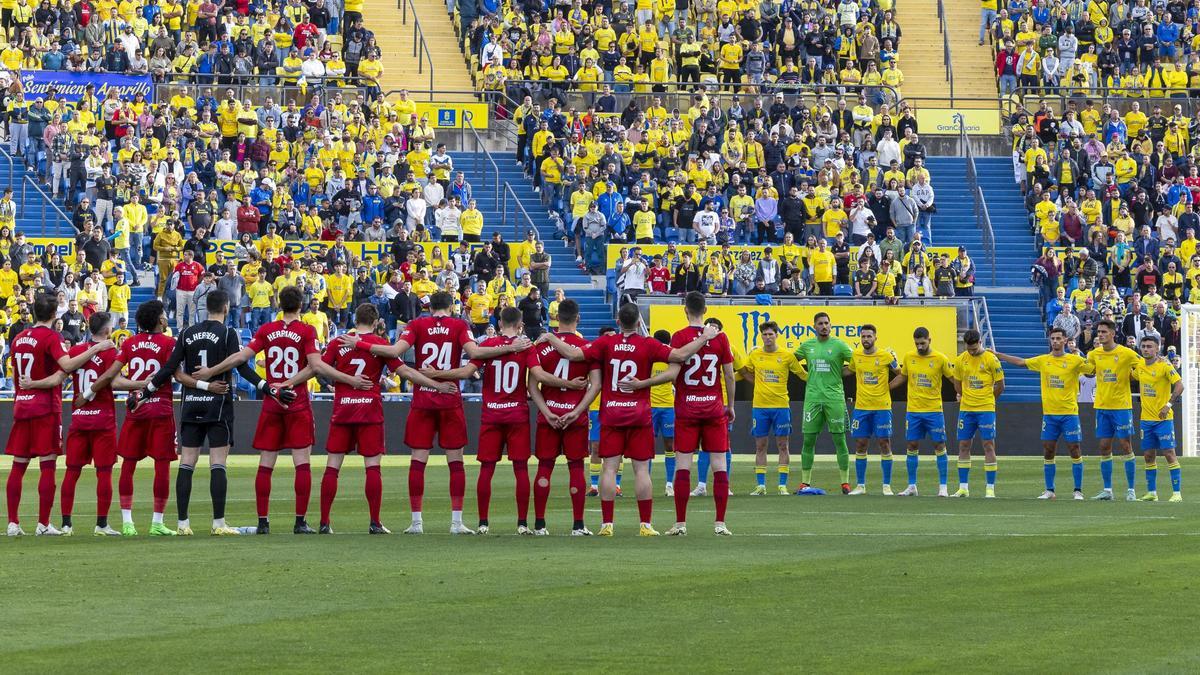 Minuto de silencio guardado antes del duelo entre Las Palmas y Osasuna