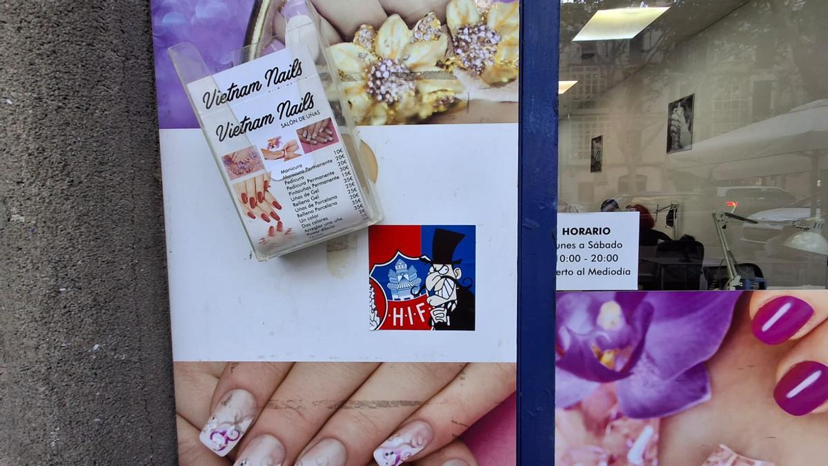 Los vándalos también han actuado en escaparates comerciales.