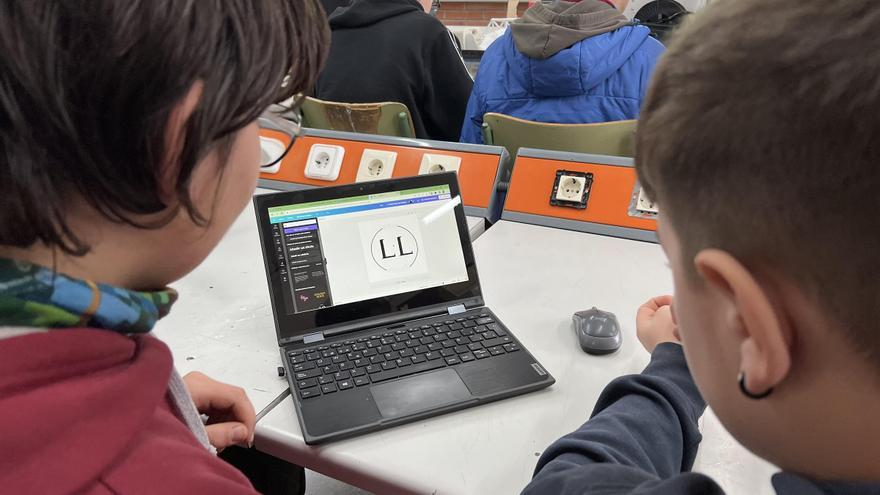 Estudiants de l&#039;Institut de Calaf es converteixen en &quot;caçadors&quot; d&#039;eles geminades amb motiu del Dia del Punt Volat