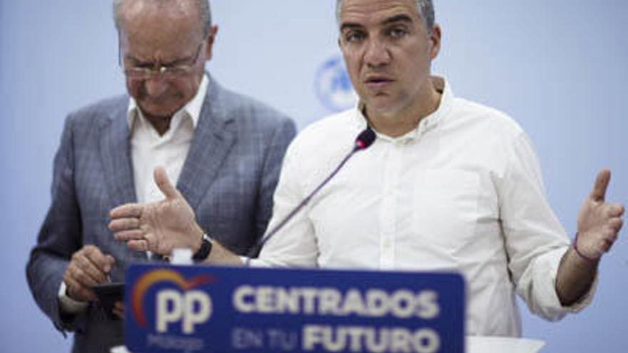 Elías Bendodo, en rueda de prensa, junto a Francisco de la Torre.