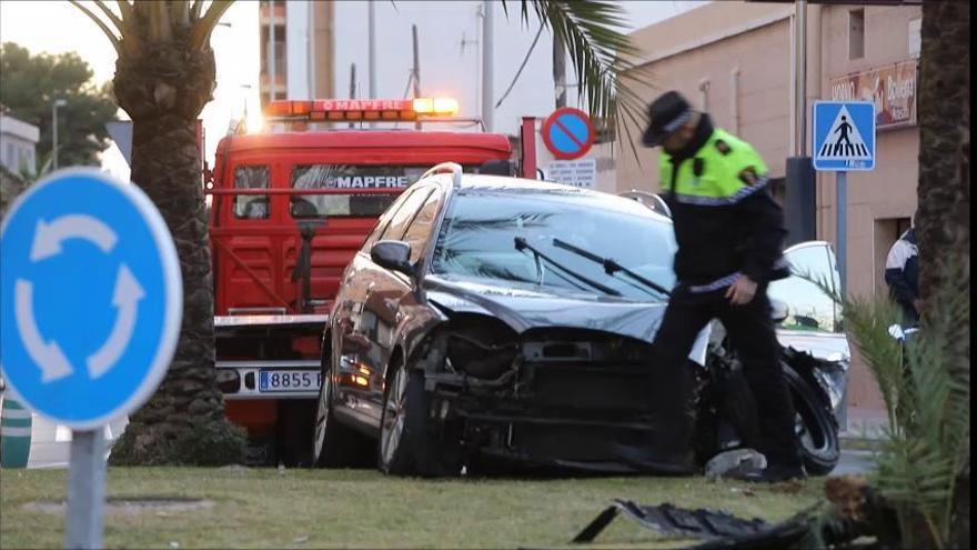 Un coche termina subido a una rotonda en el Port de Sagunt