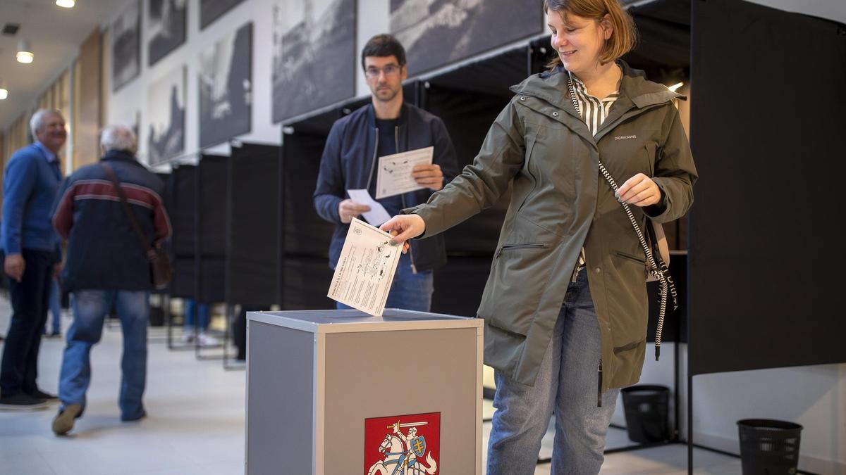 Electores votan en un colegio electoral de Vilnius.