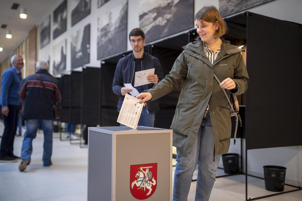 Electores votan en un colegio electoral de Vilnius.