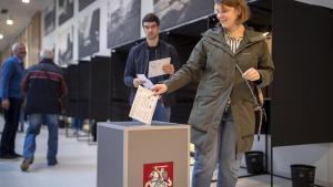 Electores votan en un colegio electoral de Vilnius.