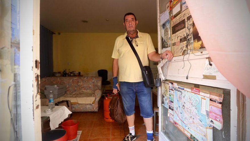 José, en la puerta de su bajo convertido en vivienda durante cinco años